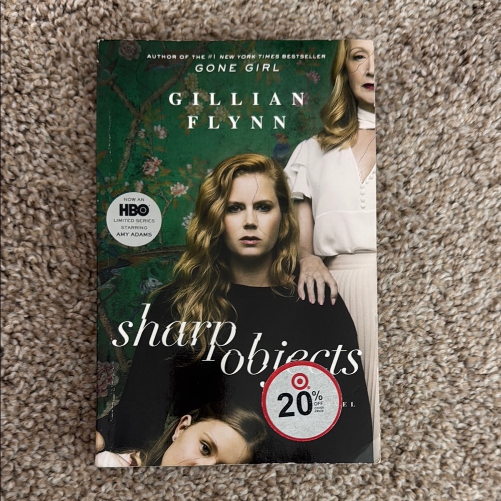 Sharp Objects by Gillian Flynn Paperback